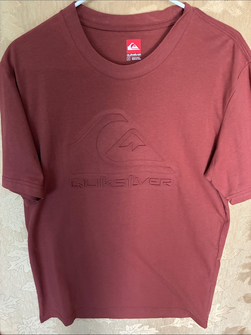Quiksilver Menโs Embossed Logo Tee - Rust Red